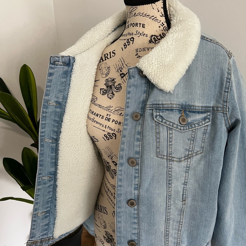 Jean jacket with sherpa lining. Never worn size large